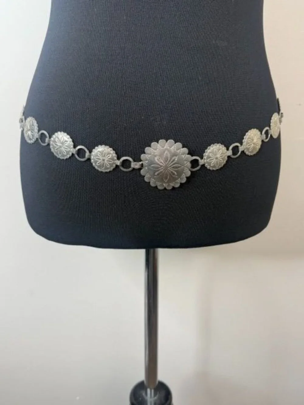 Vintage Silver Tone Linked Floral Concho Disc Medallion Metal Belt